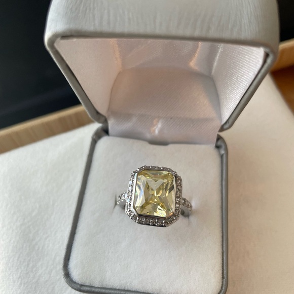 Cocktail Ring—size 8. Like New. In Box. - Picture 5 of 5